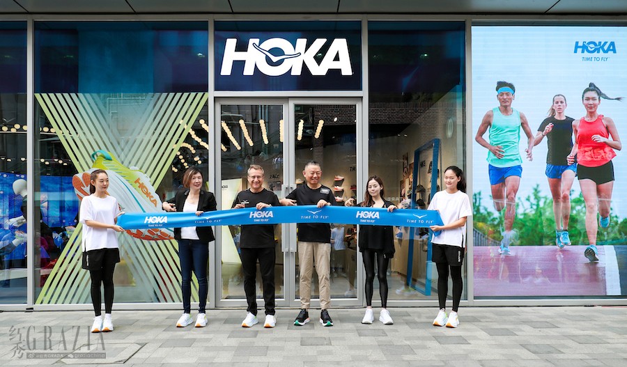 HOKA ONE ONE中国总经理Olivier Lorans先生（左二）携手众嘉宾为HOKA全球首家直营品牌体验店剪彩庆祝盛大开业.jpg