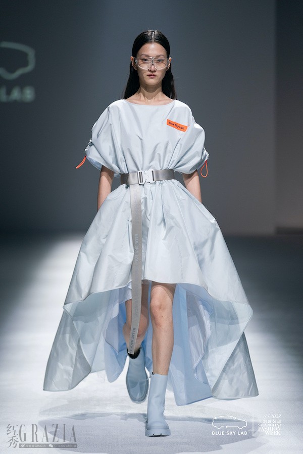 图3：超模王新宇身穿100%安全气囊面料制成的概念长裙压轴登场，演绎潮酷工业风.jpg