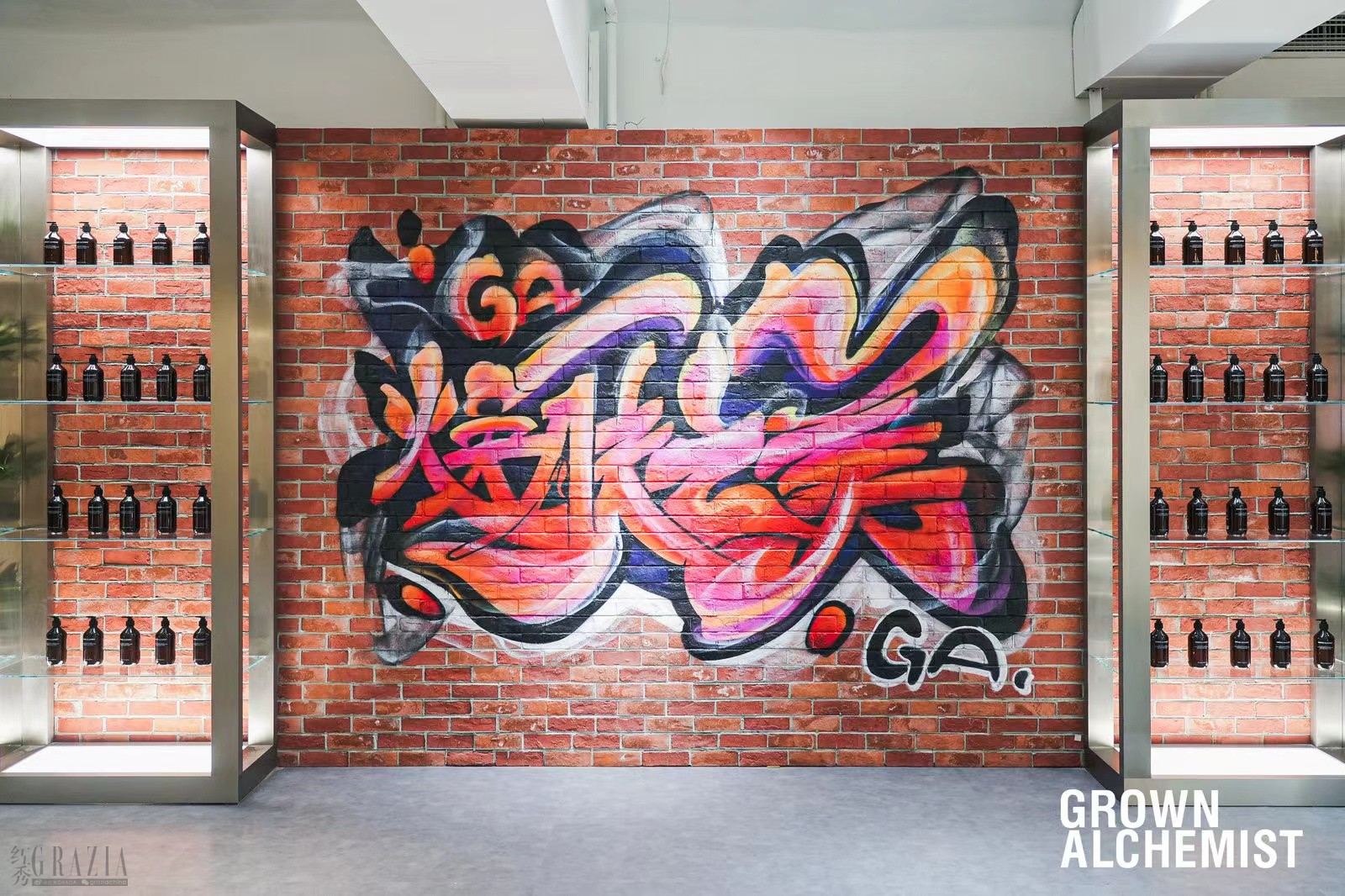 中国知名涂鸦艺术家WHYYY为GROWN ALCHEMIST独家定制涂鸦画作.jpg