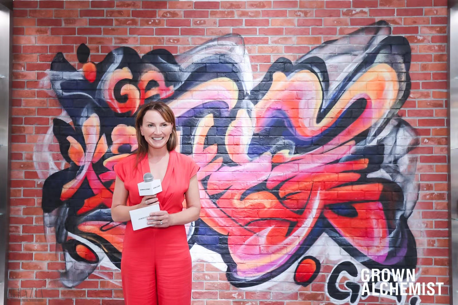 GROWN ALCHEMIST首席执行官Anna Teal向中国消费者介绍三段式护肤哲学.jpg