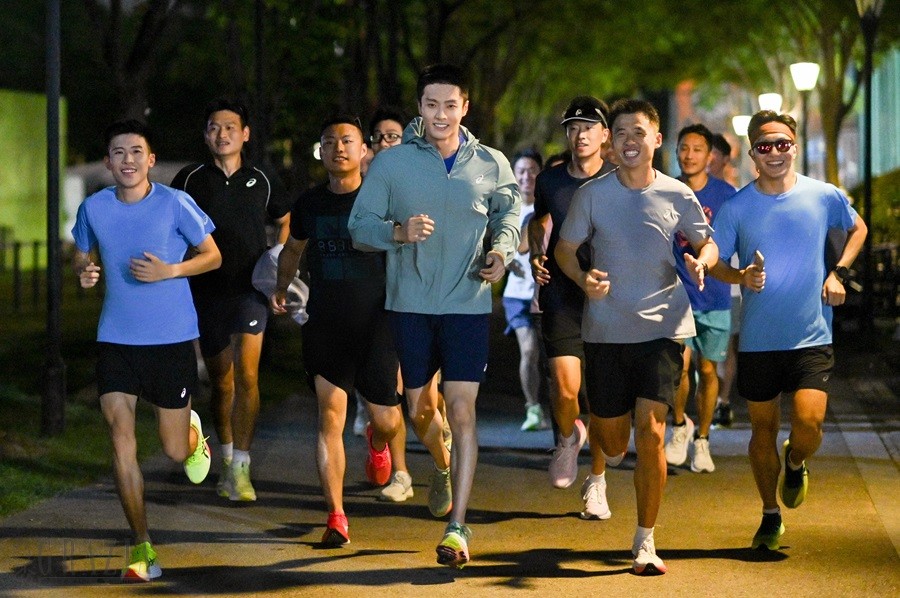 4. ASICS亚瑟士向心开跑.jpg