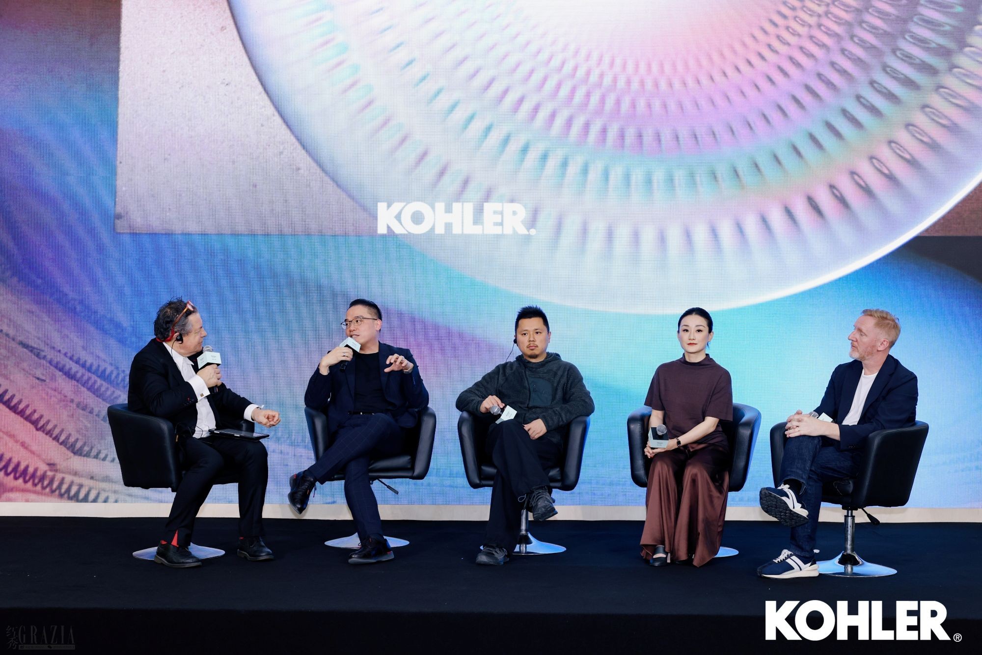 设计论坛总监Aidan Walker先生（左一）科勒厨卫集团中国设计工作室总监陈精华先生（左二）、慢珊瑚设计创始人徐晶磊先生（中）STUDIO QI 建筑事务所创始人戚山山女士（右二）、MDO&SJB 创始合伙人桥义先生（右一）.jpg