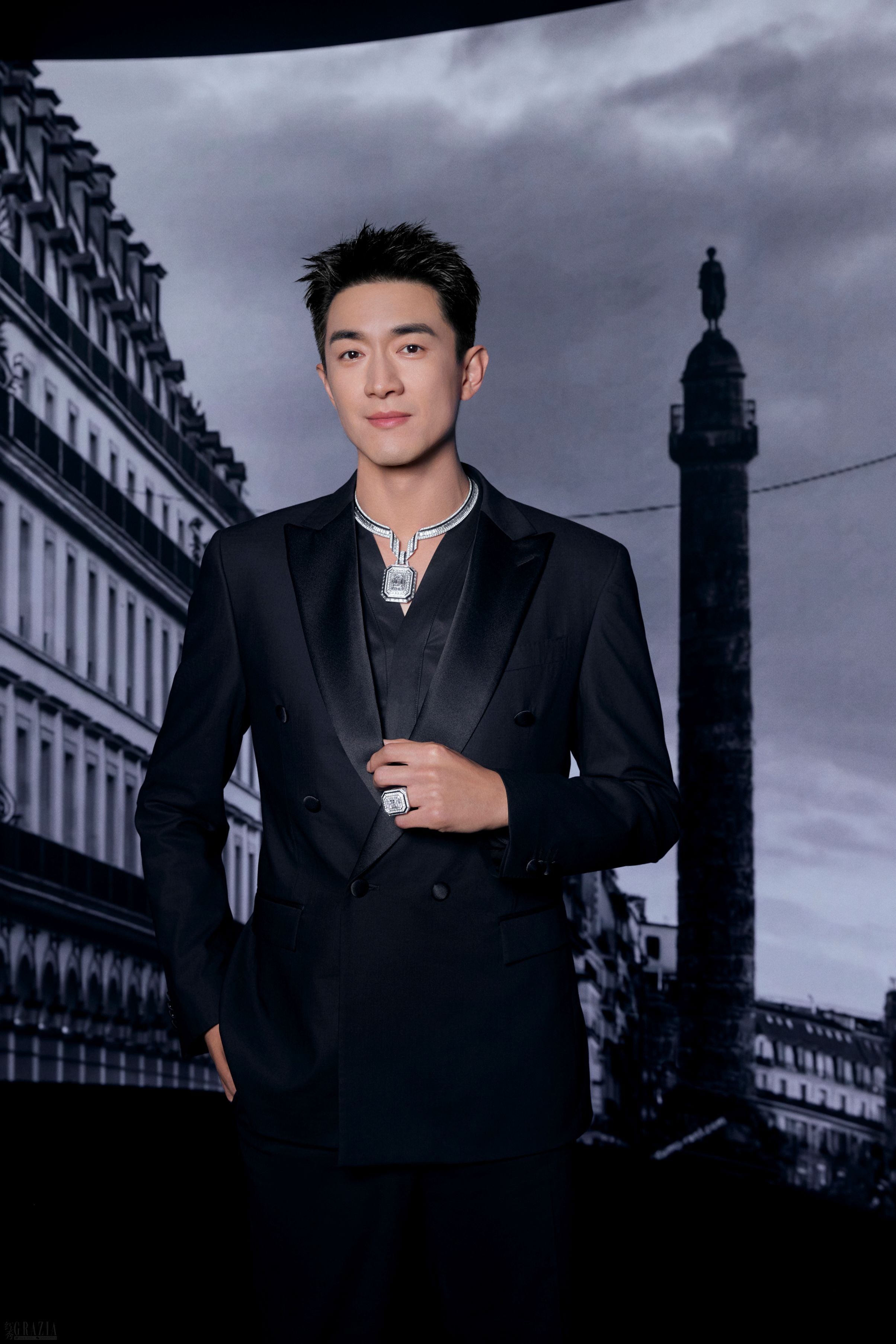 林更新佩戴Boucheron宝诗龙Histoire de Style, Nom：Boucheron Prénom：Frédéric高级珠宝系列The Address项链和戒指.jpg