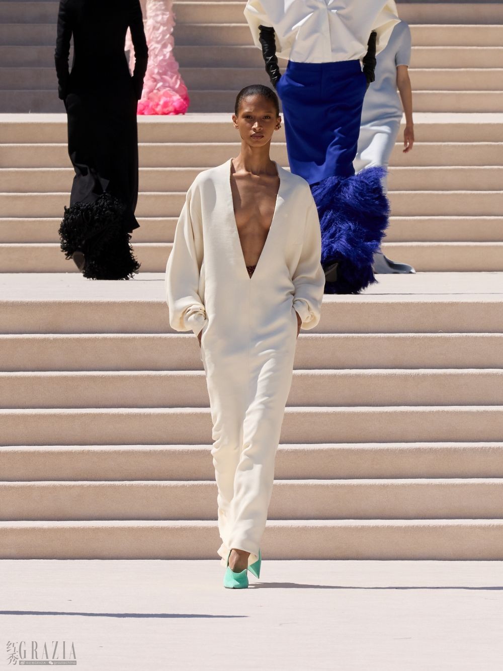 LOOK32_A_FRONT_1909.jpg