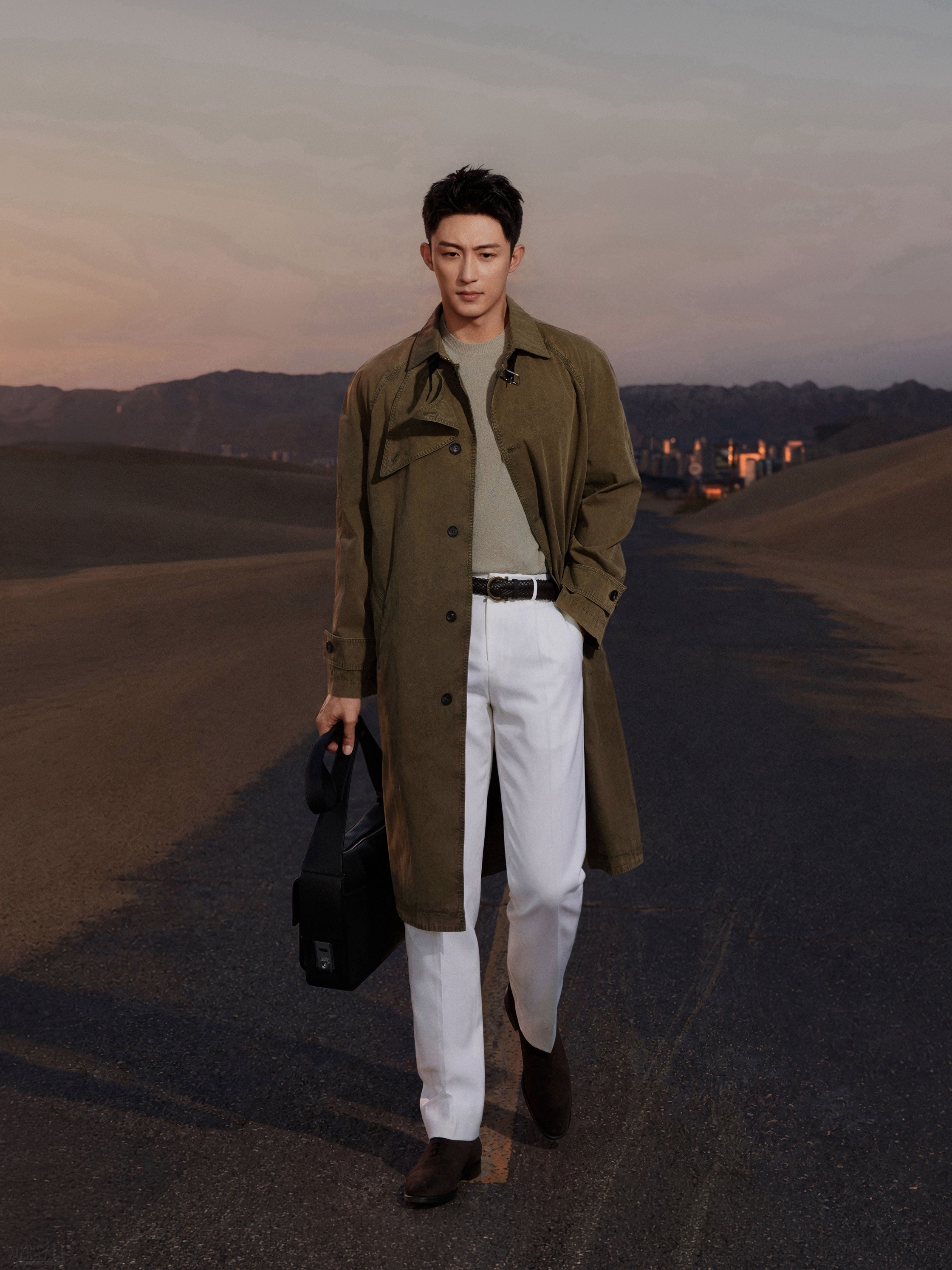 psexj20260925144835.jpg 3. 黄景瑜启程米兰FERRAGAMO 2027春夏系列时装秀_副本.jpg