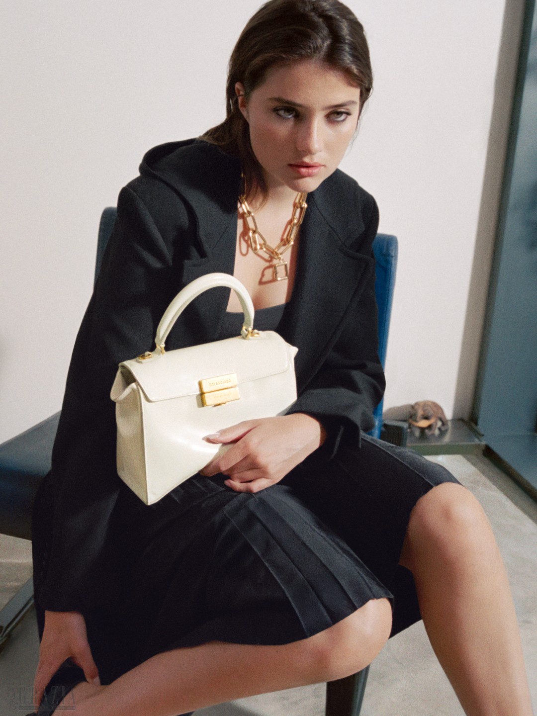 BALENCIAGA HOURGLASS AVENUE BAG CAMPAIGN IMAGE 7.jpg
