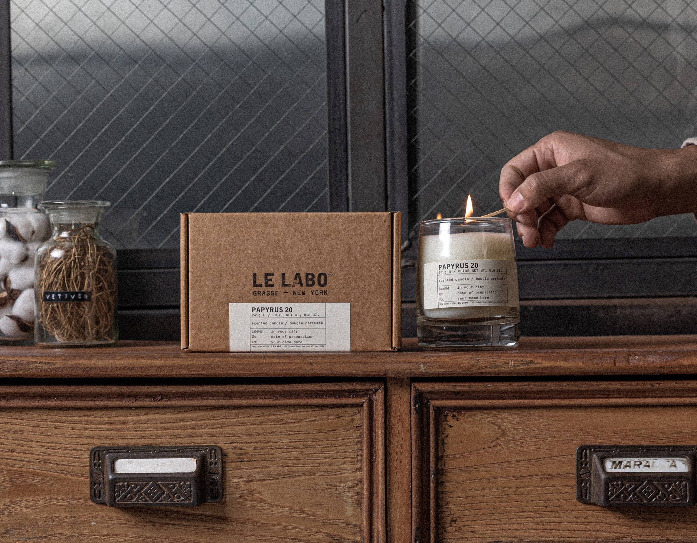 Le Labo 经典香氛蜡烛 纸莎草20 Lifestyle图01.jpg