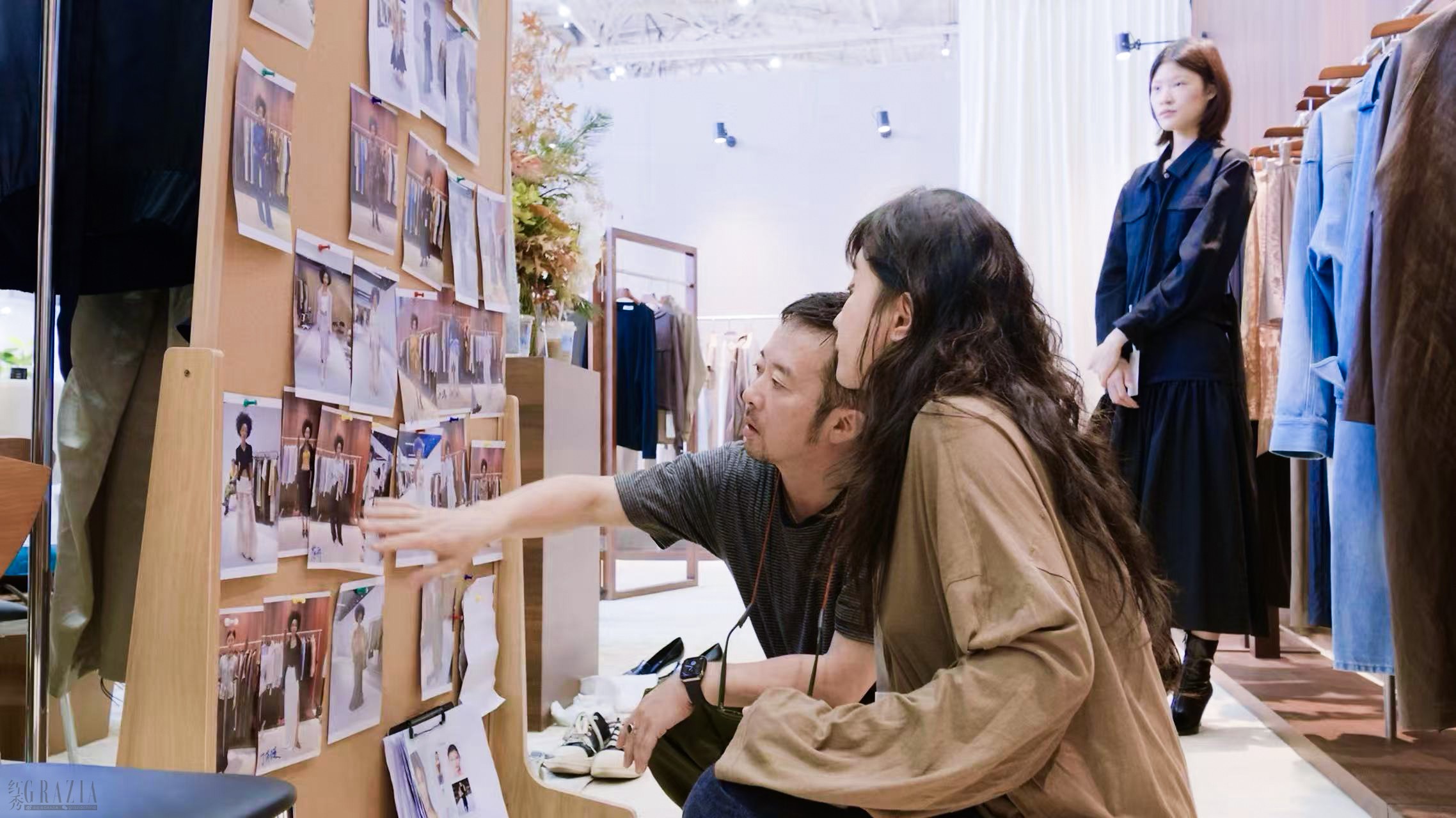 渡边俊（Shun Watanabe）与设计师李薇在showroom现场fitting.jpg