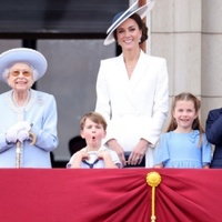 英国王室之选——凯特王妃和爱丁堡公爵夫人  同携苏格兰奢侈皮具品牌Strathberry亮相嘉德勋章授勋仪式