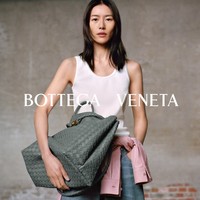 刘雯演绎 BOTTEGA VENETA 全新广告大片，揭开 2023 冬季系列北京时装秀序幕  