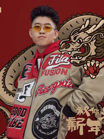 FILA FUSION携手潮流音乐人Rich Brian 共同传递「祝你新年福顺」龙年新声