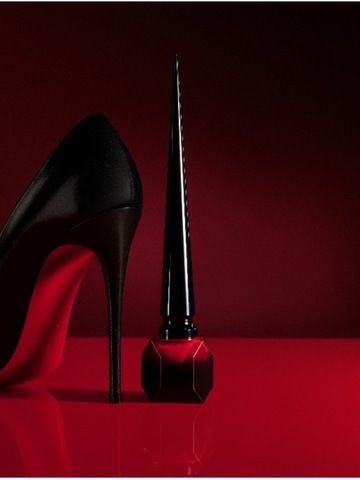 一抹指尖绝色，致敬高定经典 CHRISTIAN LOUBOUTIN路铂廷指甲油奢耀上市十周年