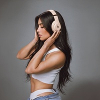 BEATS 与 Kim Kardashian再度携手， 带来标志性的三款潮流中性配色 Beats Studio Pro