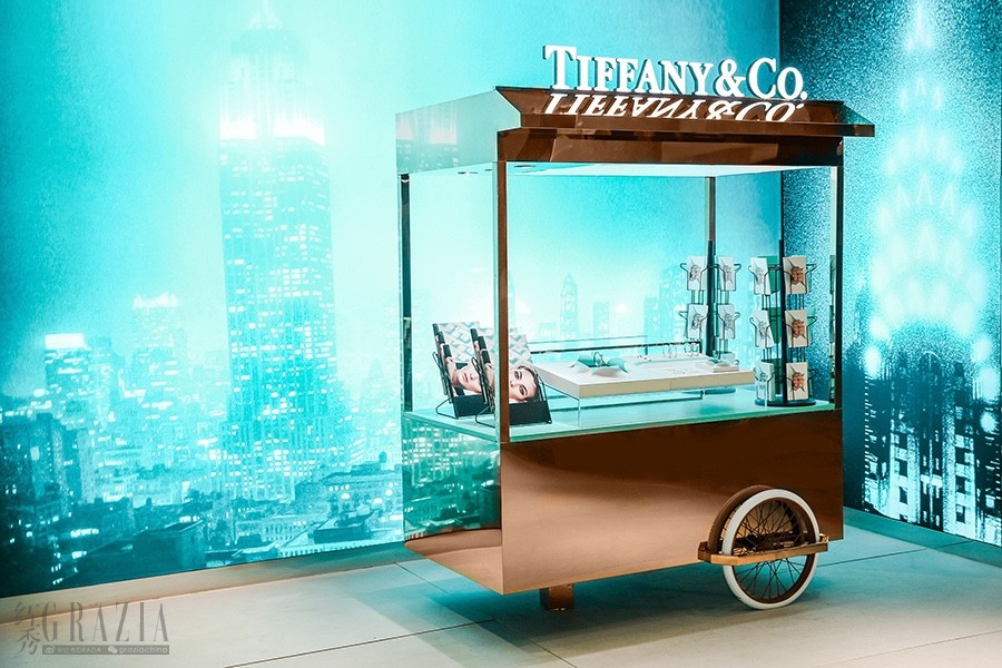 在纽约街头风格的书报亭推车上，Tiffany T1系列作品悉数呈现.jpg