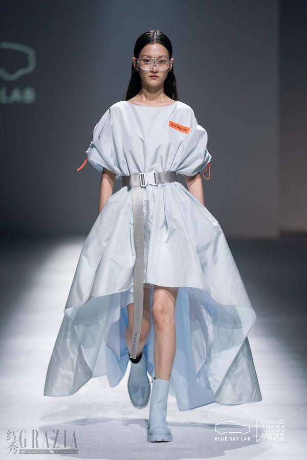 图3：超模王新宇身穿100%安全气囊面料制成的概念长裙压轴登场，演绎潮酷工业风.jpg