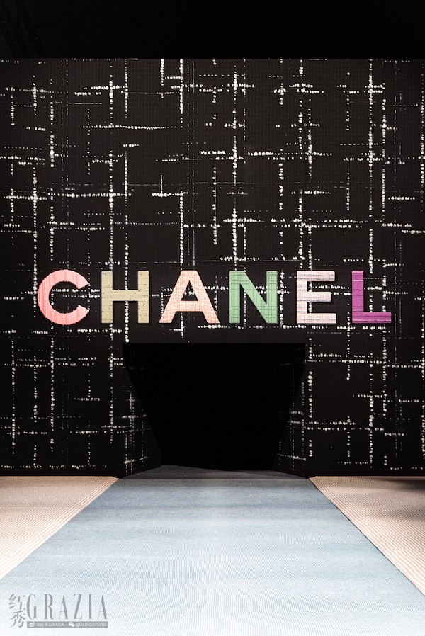 04_FW_2022-23_show_decor_pictures_copyright_CHANEL.jpg