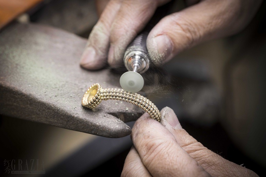 珠宝匠为 Perlée Toi & Moi 隐秘式腕表的金质底座打磨抛光.jpg