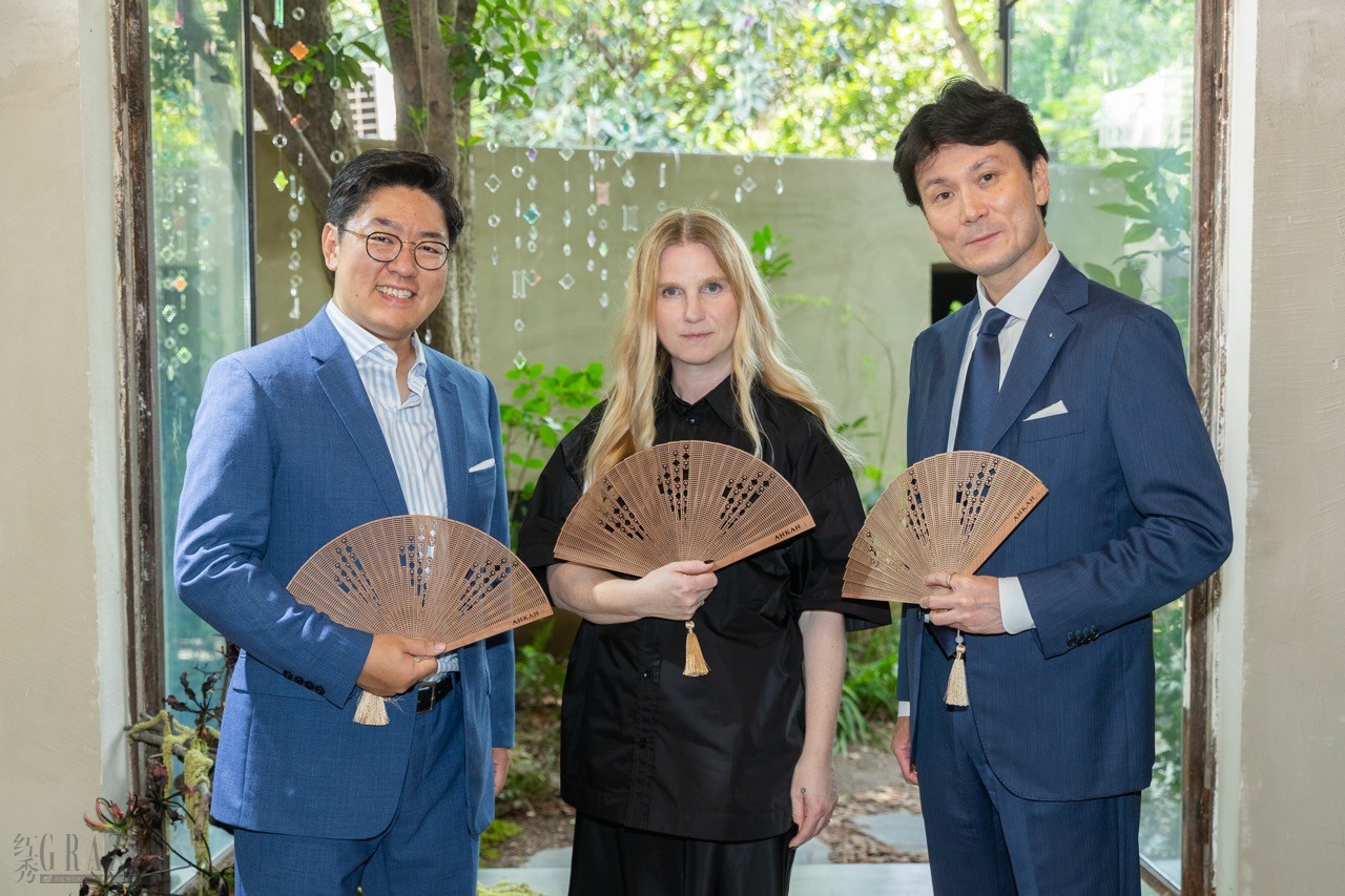 （左起）AHKAH亚太区董事兼总经理Yusuke Mori先生、AHKAH品牌创意总监Katie Hillier及AHKAH全球首席执行官Mitsuyoshi Shinohara先生合影大.jpeg
