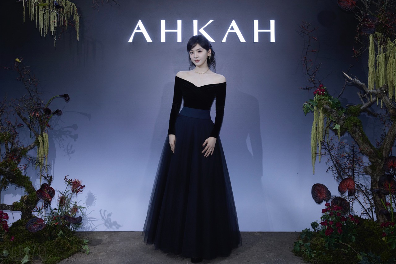 演员章若楠佩戴AHKAH signature chandelier系列珠宝大.jpeg