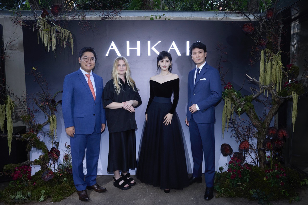 （左起）AHKAH亚太区董事兼总经理Yusuke Mori先生、AHKAH品牌创意总监Katie Hillier、演员章若楠、 AHKAH全球首席执行官Mitsuyoshi Shinohara先生合影大.jpeg