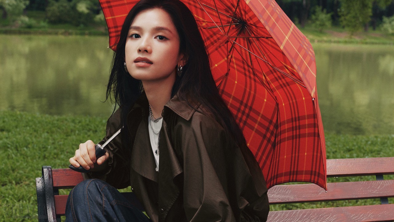 Burberry CVD25 Campaign Zhang Jingyi 16x9-1大.jpeg