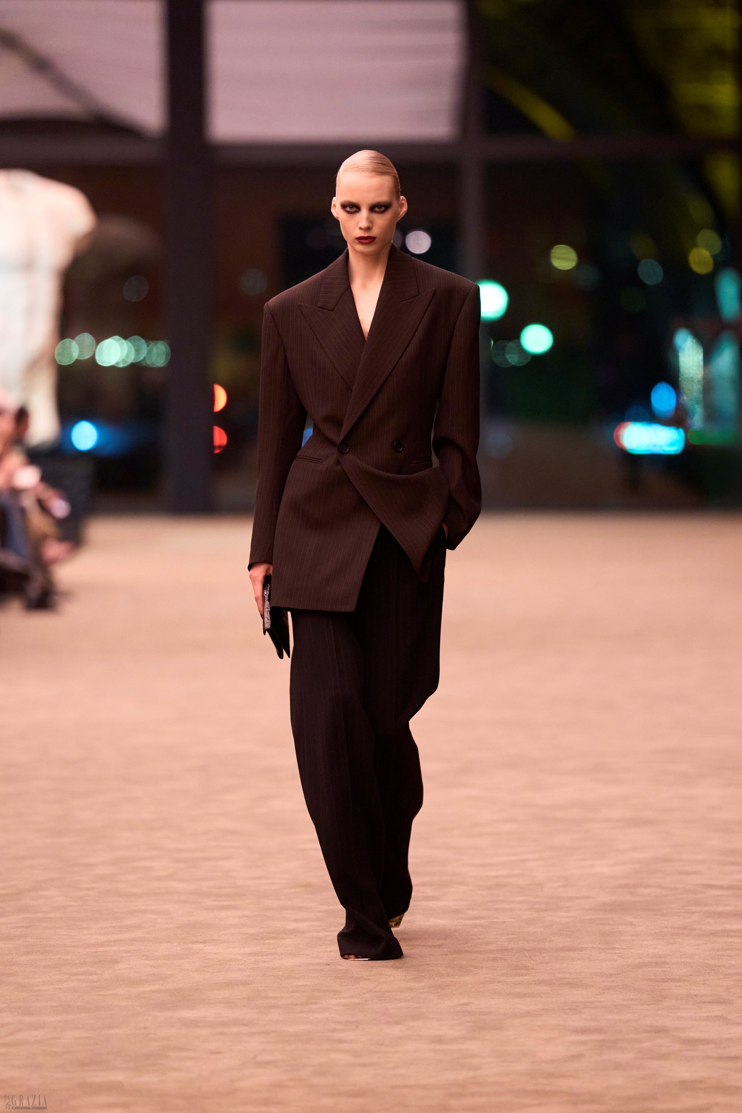 SAINT LAURENT_FASHION_SHOW_WOMAN_WINTER26_RUNWAY_05_HR.jpg