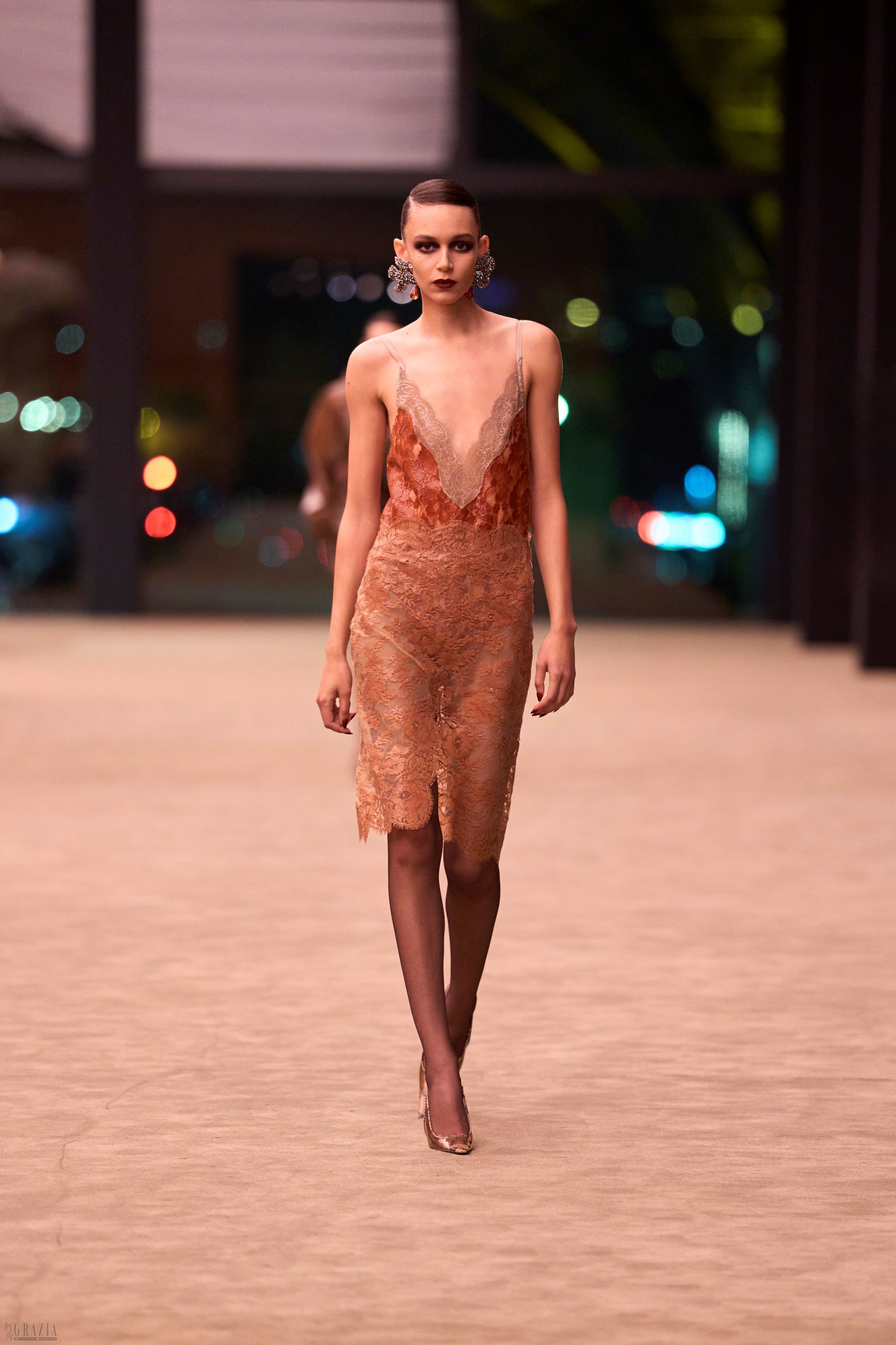 SAINT LAURENT_FASHION_SHOW_WOMAN_WINTER26_RUNWAY_26_HR.jpg