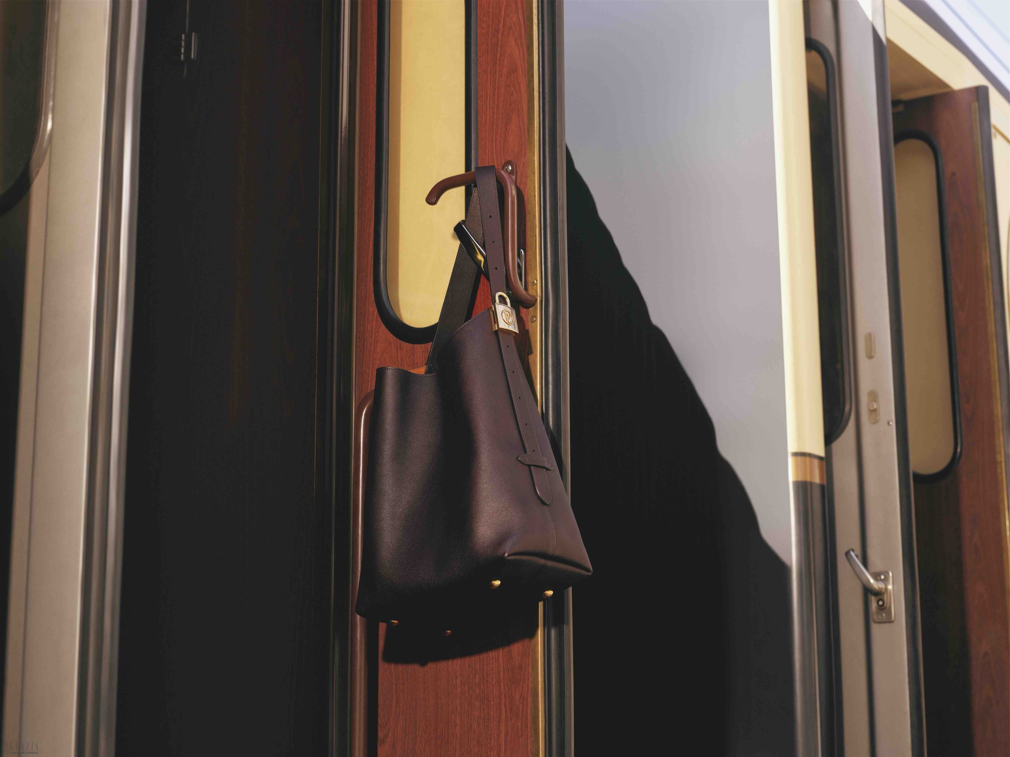 LOUIS VUITTON FLIGHT MODE SEPTEMBER 2026 - DIGITAL CAMPAIGN STILL LIFE - 3.jpg