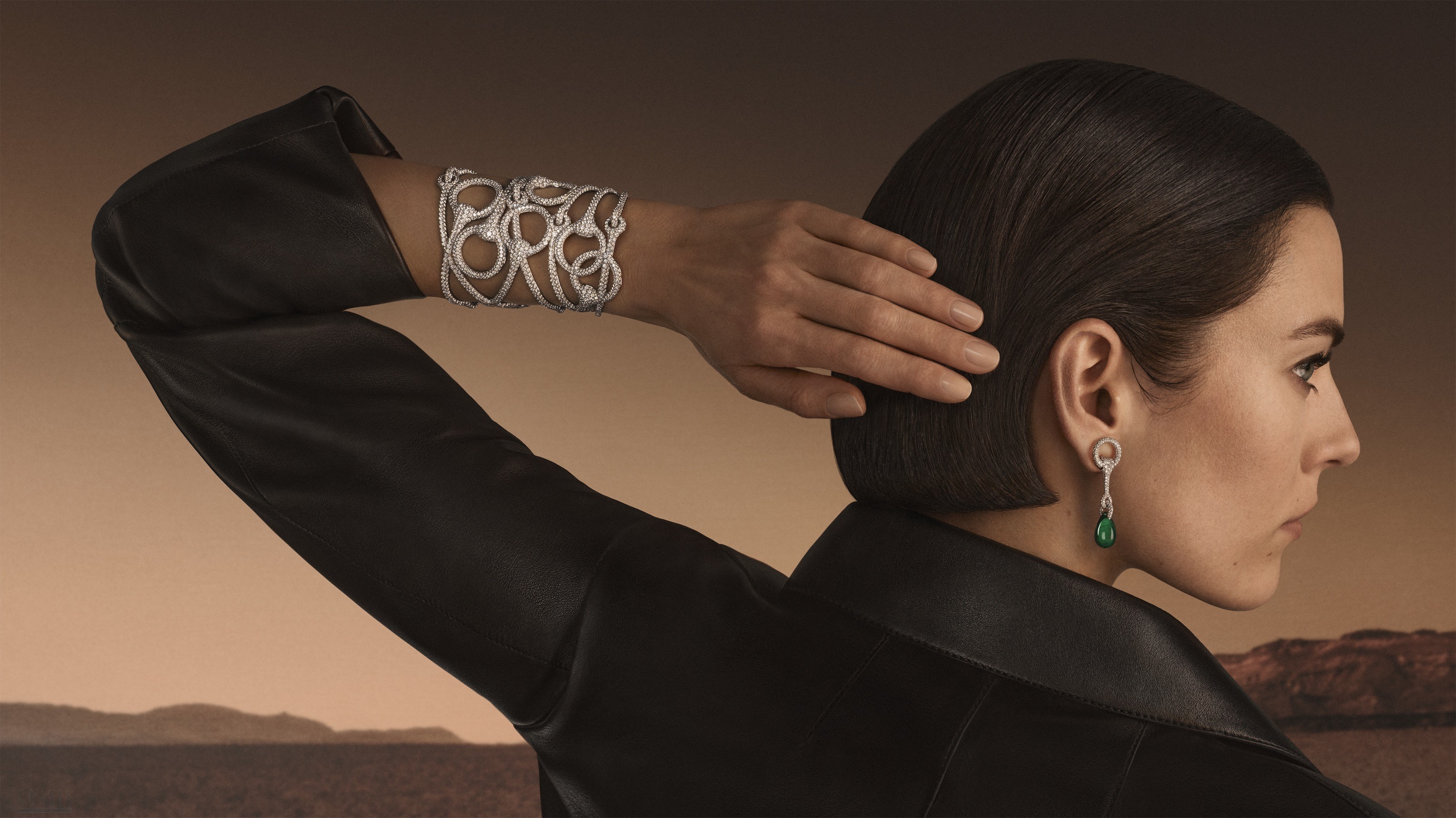 ktkdl20260918120746.jpg 2_Etreintes_-_Cuff_bracelet_and_Earrings© Julien Martinez Leclerc.jpg