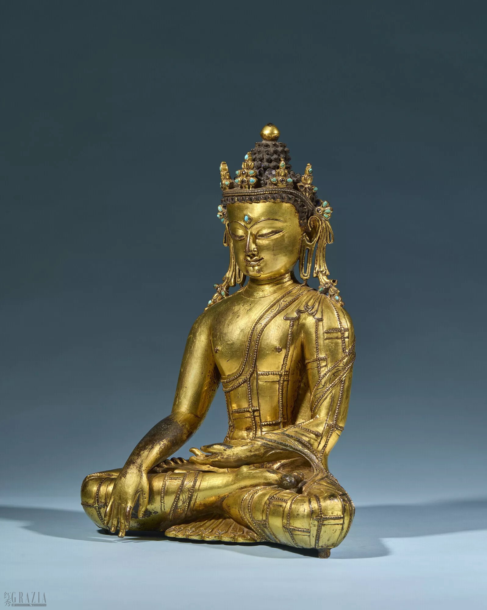 镶银嵌宝石鎏金铜合金宝冠佛像 十三至十四世纪 图片由佳士得提供©️CHRISTIE’S IMAGES LTD. 2026.jpg
