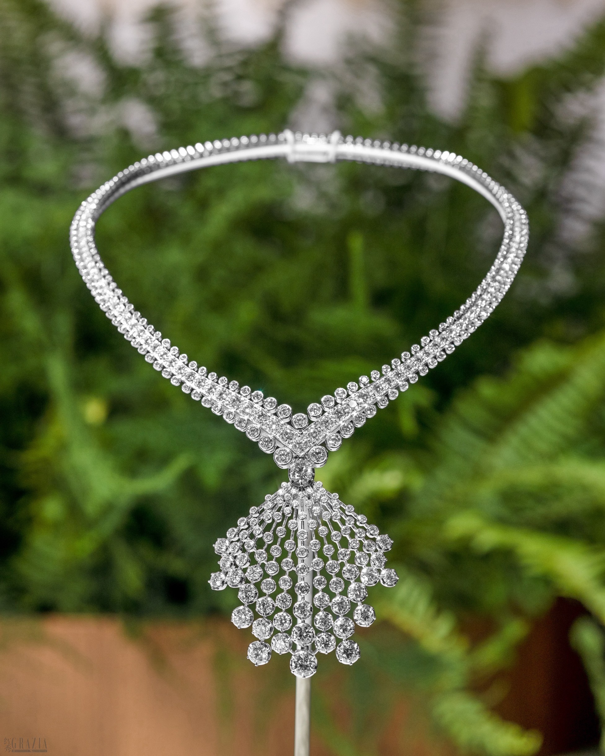 6.CHAUMET A Journey through Nature闻香撷芳高定珠宝套系Peppercorns辛曜主题项链.jpg
