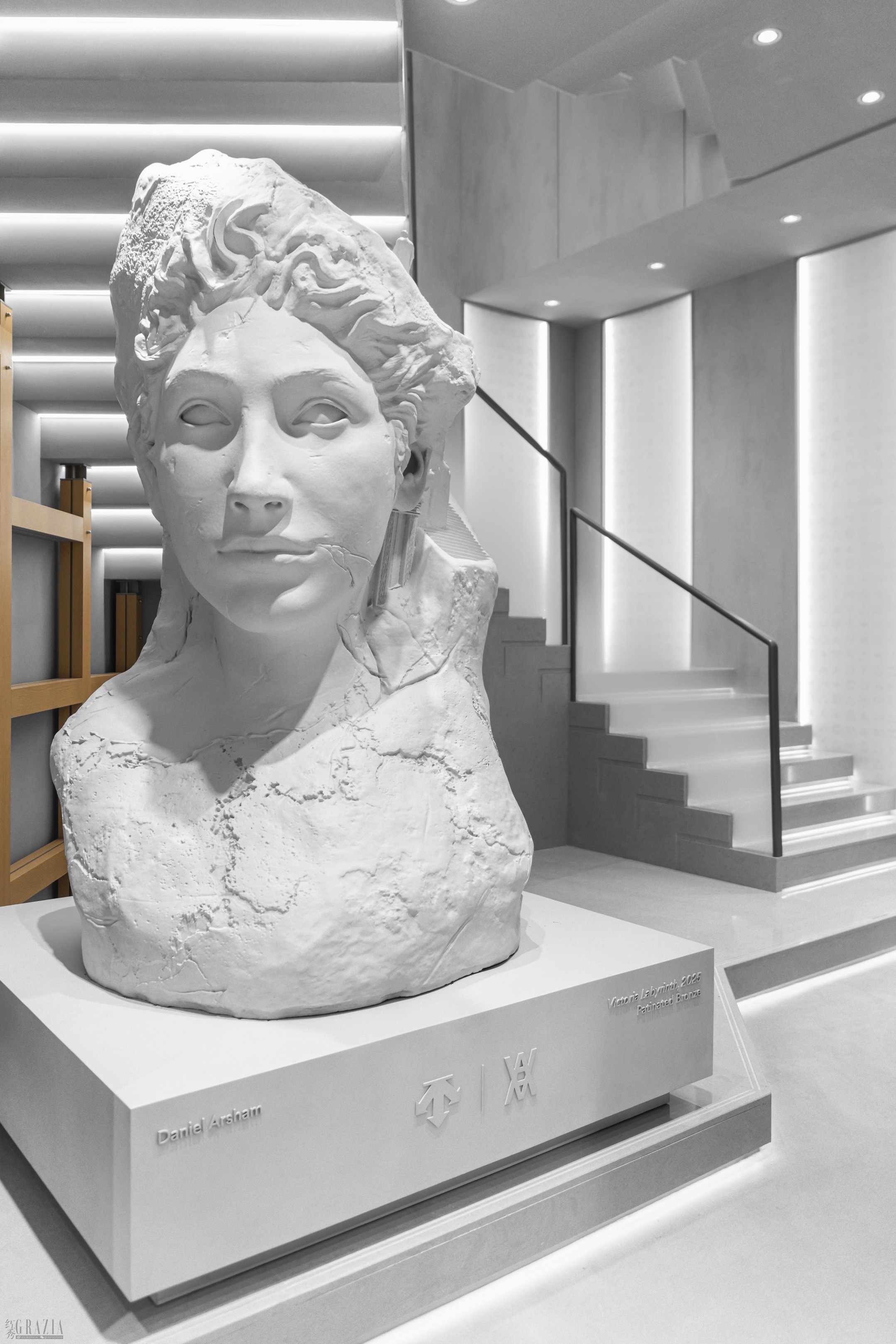图10：艺术家Daniel Arsham为迪桑特所创作的雕塑作品《Victoria Labyrinth》.jpg