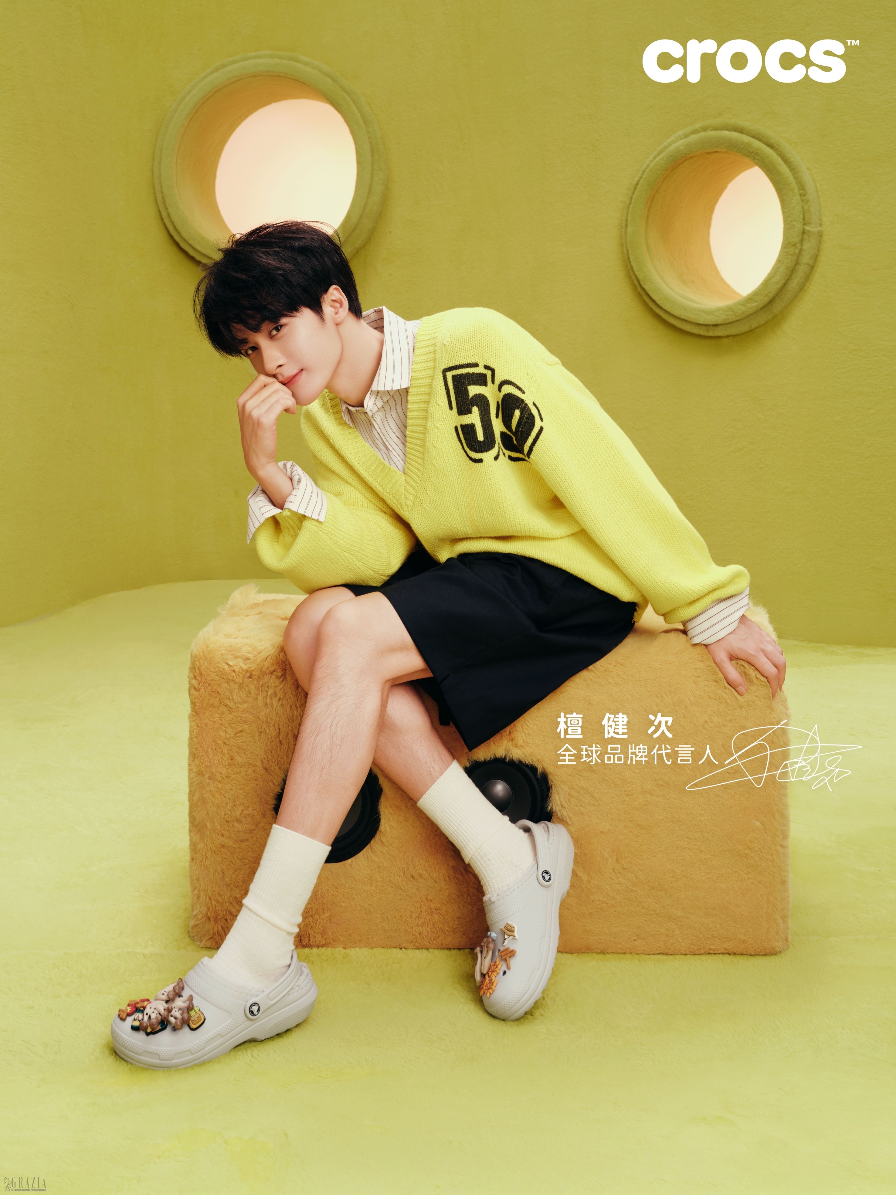 Crocs卡骆驰全球品牌代言人檀健次 上脚经典暖棉洞洞鞋2.jpg