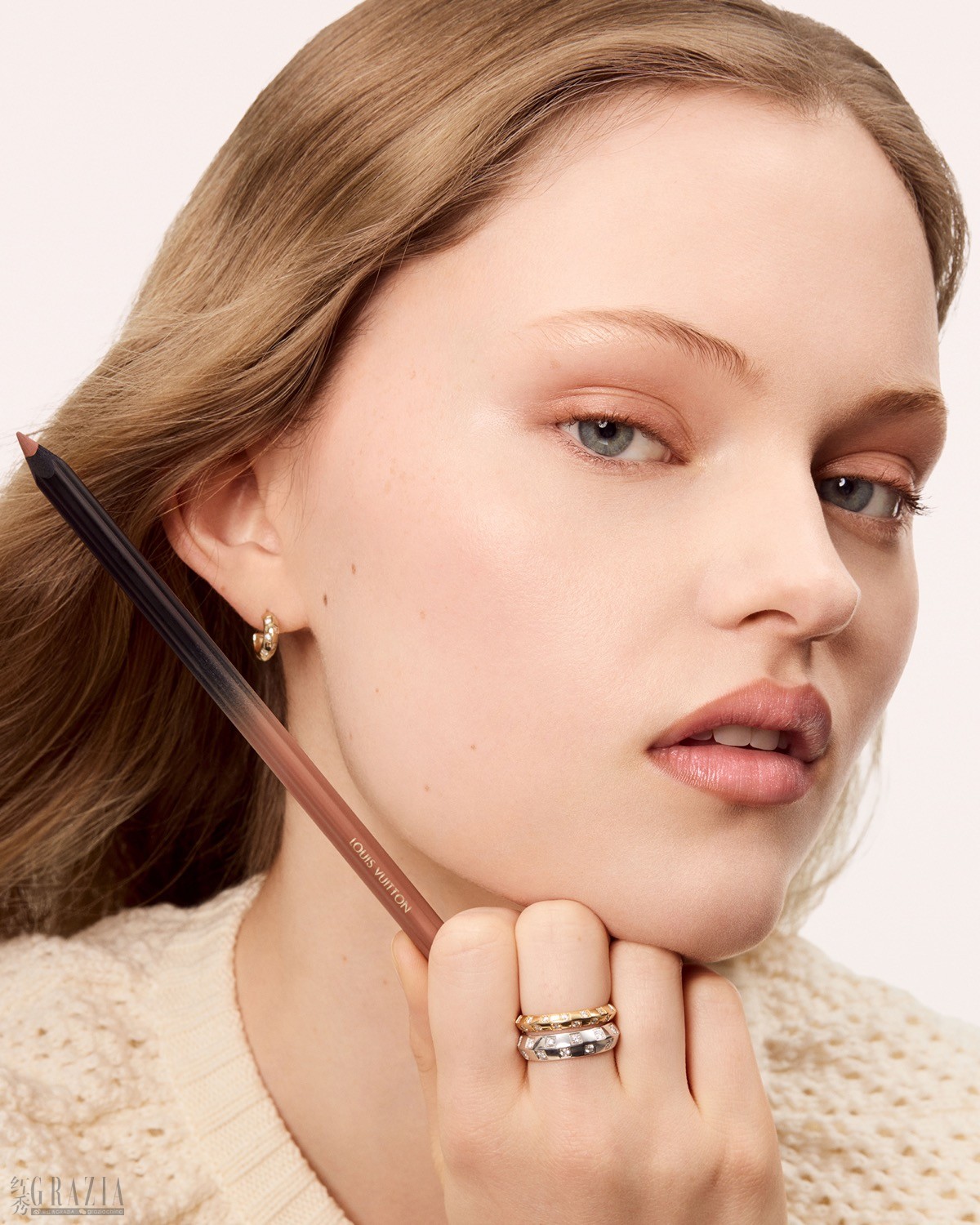 8.BTY_LV_CRAYON26_LIP_LINER_MID_SHOTS_MODELS_ATTITUDE_17_NO_LOGO_72_WEB_1600x2000.jpg