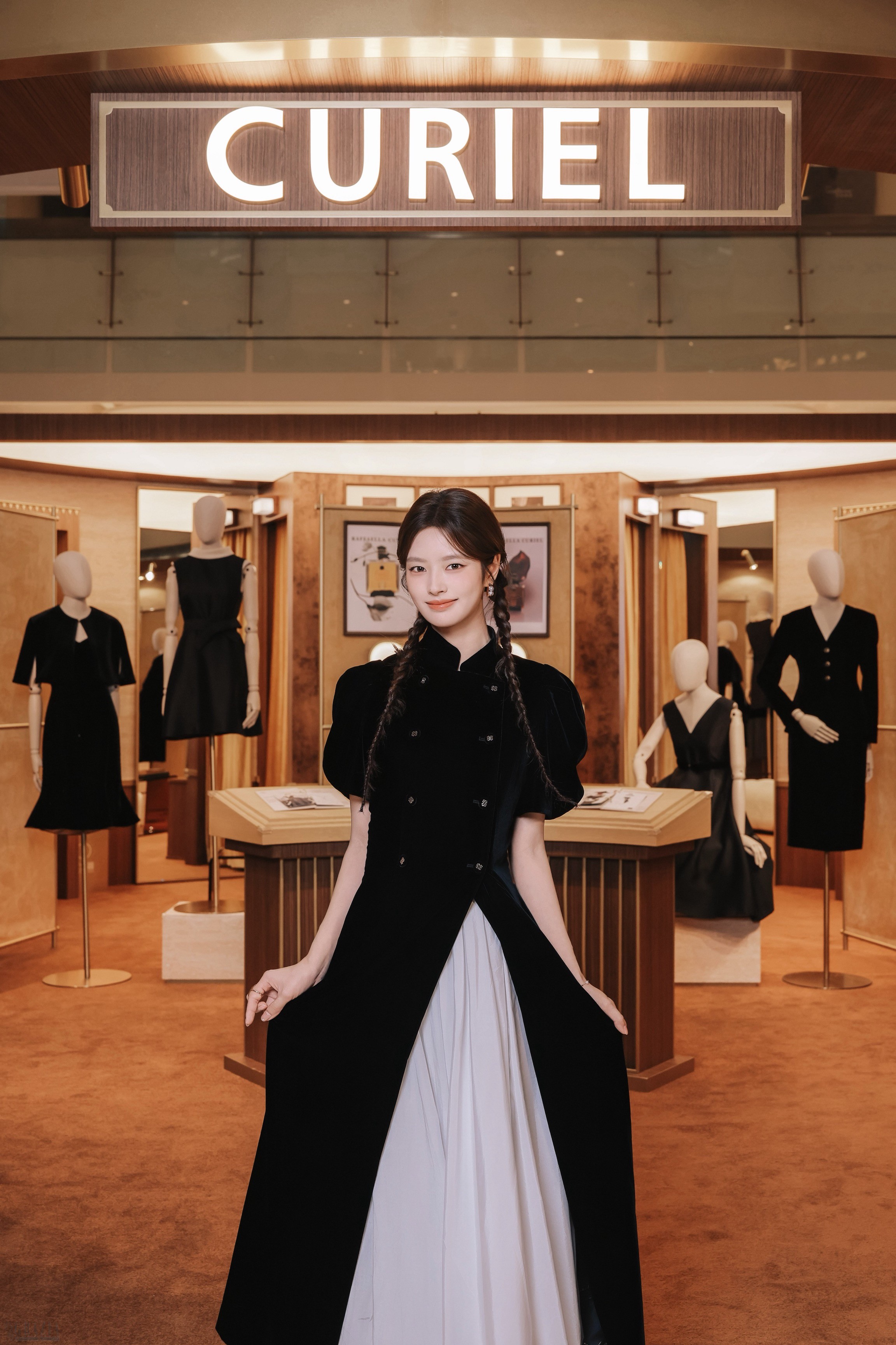 【高清图4】CURIEL蔻蕊深圳万象城旗舰店剪彩启幕 传世廓影主题快闪展同步呈献.jpg